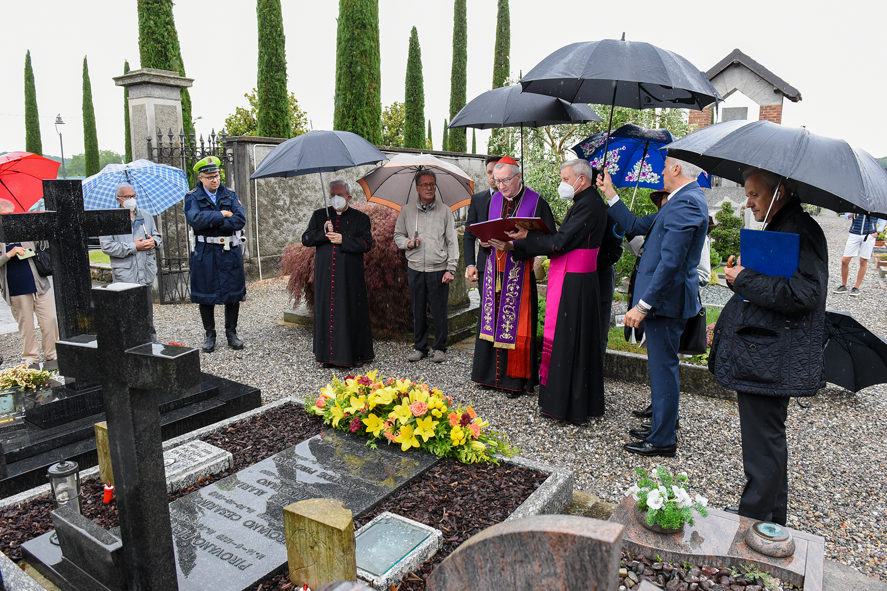 Il cardinale Pietro Parolin in preghiera sulla tomba di monsignor Aristide Pirovano (foto Oscar Manzoni - Happy Foto)