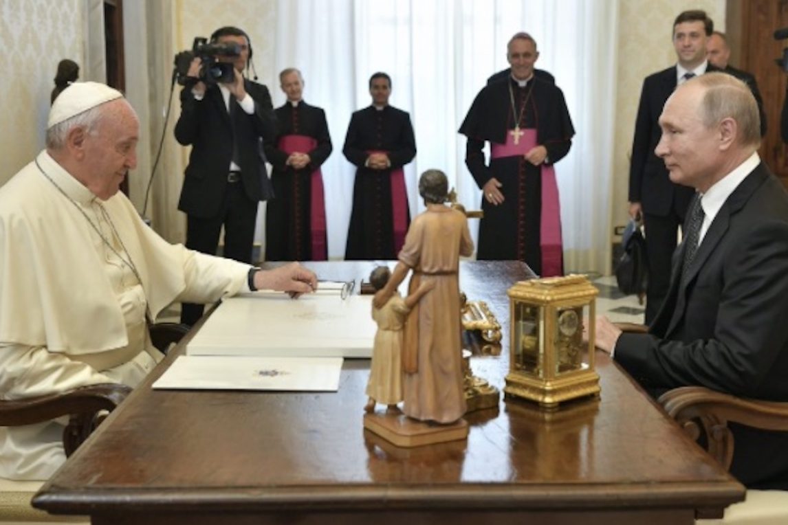 Papa Francesco e Vladimir Putin in un incontro di qualche anno fa (foto Sir)