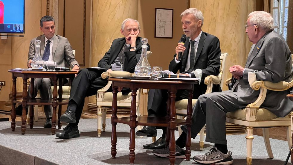 Da sinistra Marco Girardo, il cardinale Matteo Zuppi, l'onorevole Graziano Delrio e Giuseppe Guzzetti