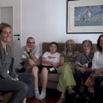 Da sinistra, Simone Zambelli, direttore di Arché, Valeria Pignatelli HR Business Partner, operatori di Arché e persone accolte (foto Fondazione Arché)