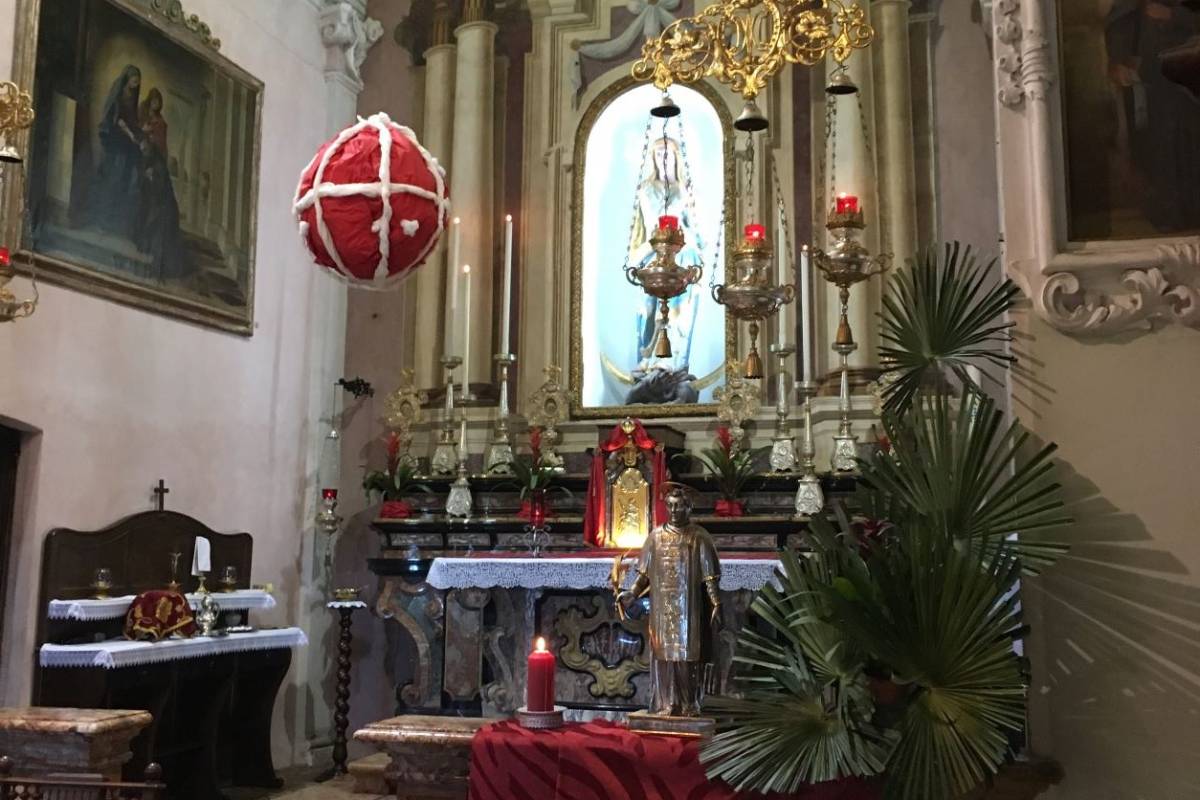 L'interno del Santuario con il globo dedicato a San Lorenzo