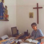 Luisa Dell'Orto alla sua scrivania (da Ilgermogliolomagna.org)