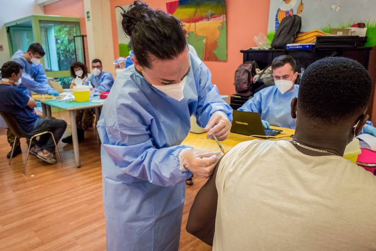 La somministrazione dei vaccini (foto Carlo Cozzoli)