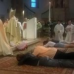 Il momento della prostrazione durante un precedente Rito di consacrazione