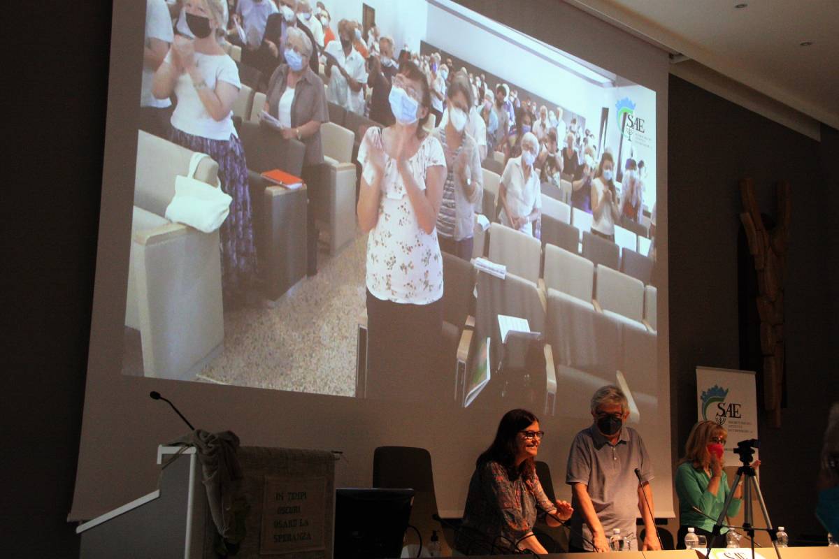 La conclusione dell'assemblea (foto Laura Caffagnini)