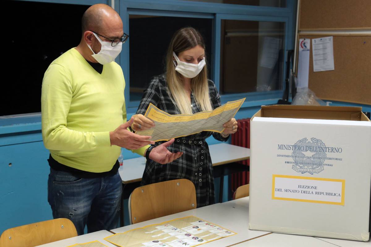 Una fase dello spoglio in un seggio (foto Agenzia Fotogramma)