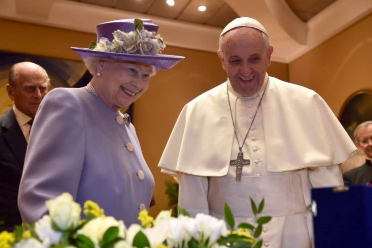 Elisabetta II e papa Francesco (foto Siciliani / Gennari / Sir)