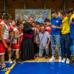 L'Arcivescovo accende la fiaccola (Agenzia Fotogramma)