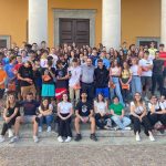 Don Andrea Perego coi ragazzi di Casatenovo