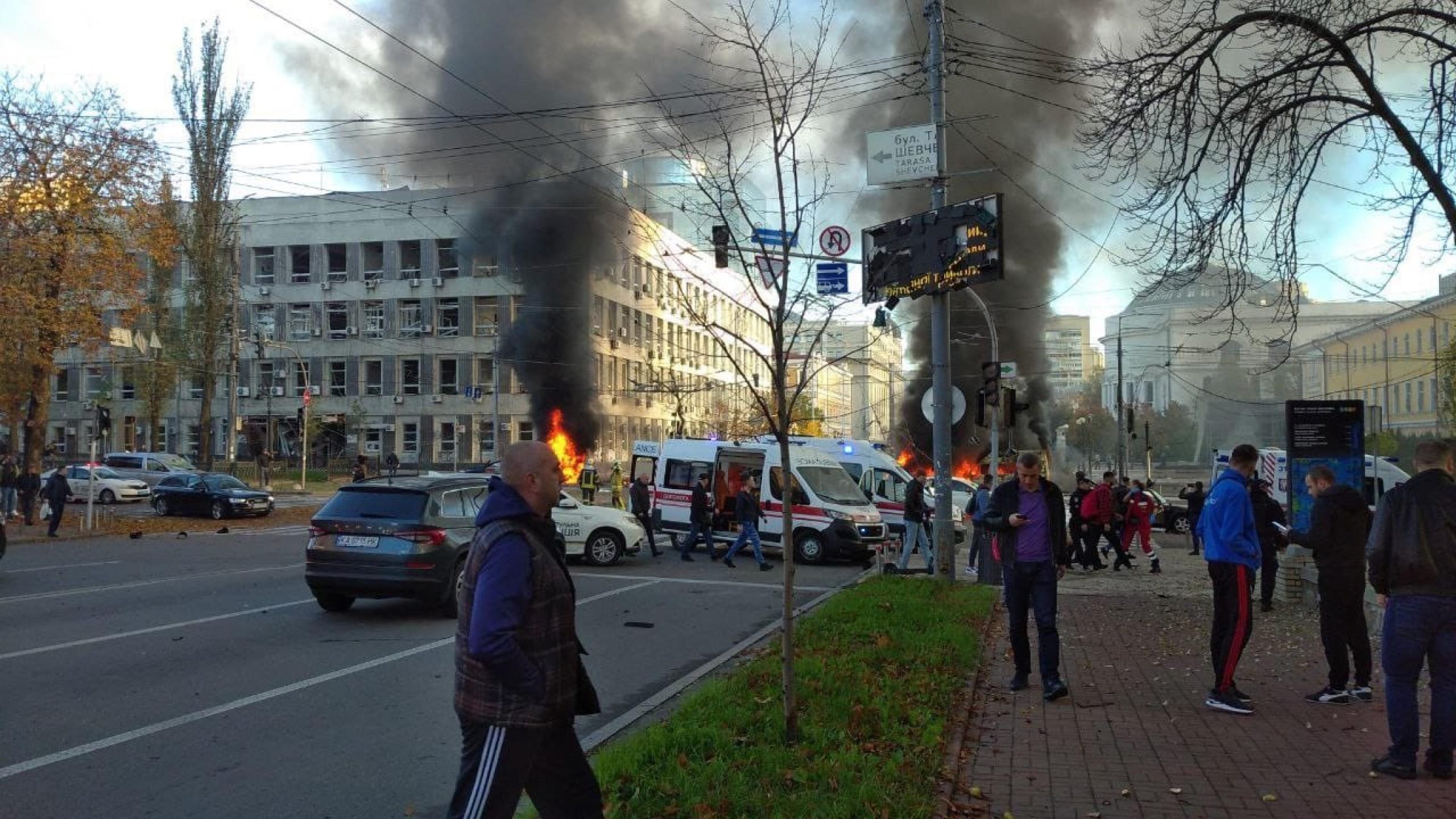 Gli effetti dei bombardamenti su Kiev (foto Ansa / Sir)