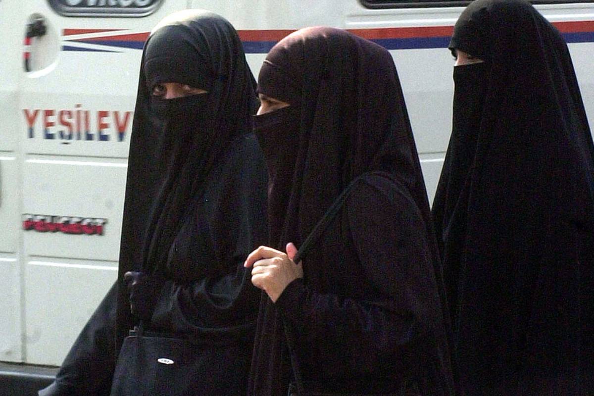 1024px-Niqab