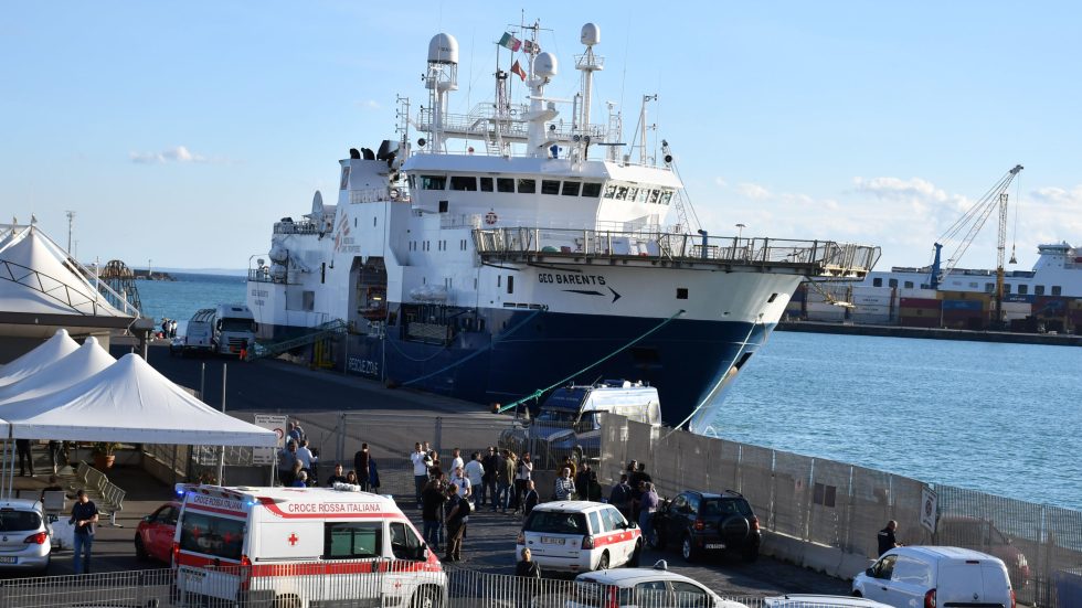 La nave Geo Barents nel porto di Catania (foto Ansa /Sir)