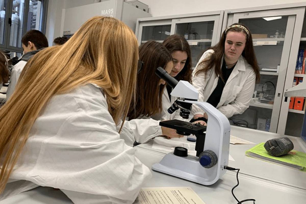 Studenti del San Carlo in laboratorio