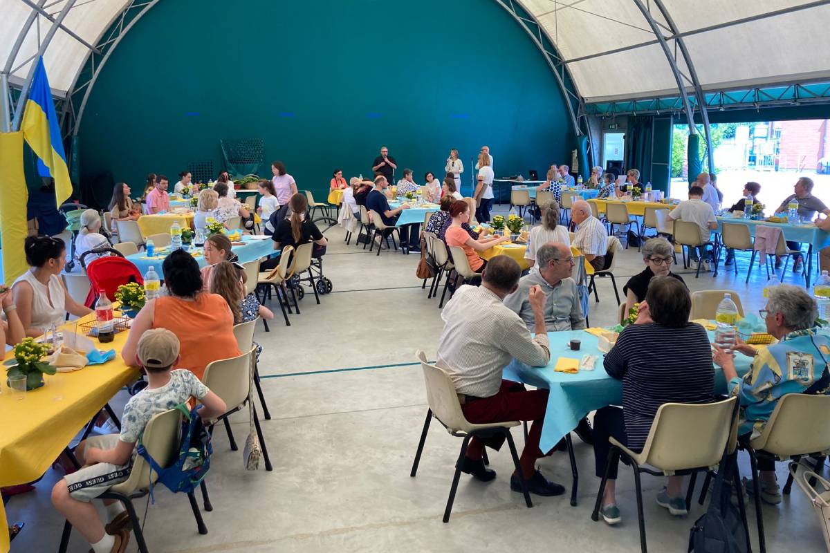 Un pranzo comunitario con gli ucraini a Muggiò