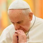 Papa Francesco in preghiera