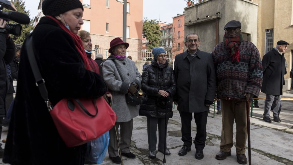 MILANO - L'arcivescovo di Milano ha visitato le case popolari di Giambellino e ha benedetto il quartiere.