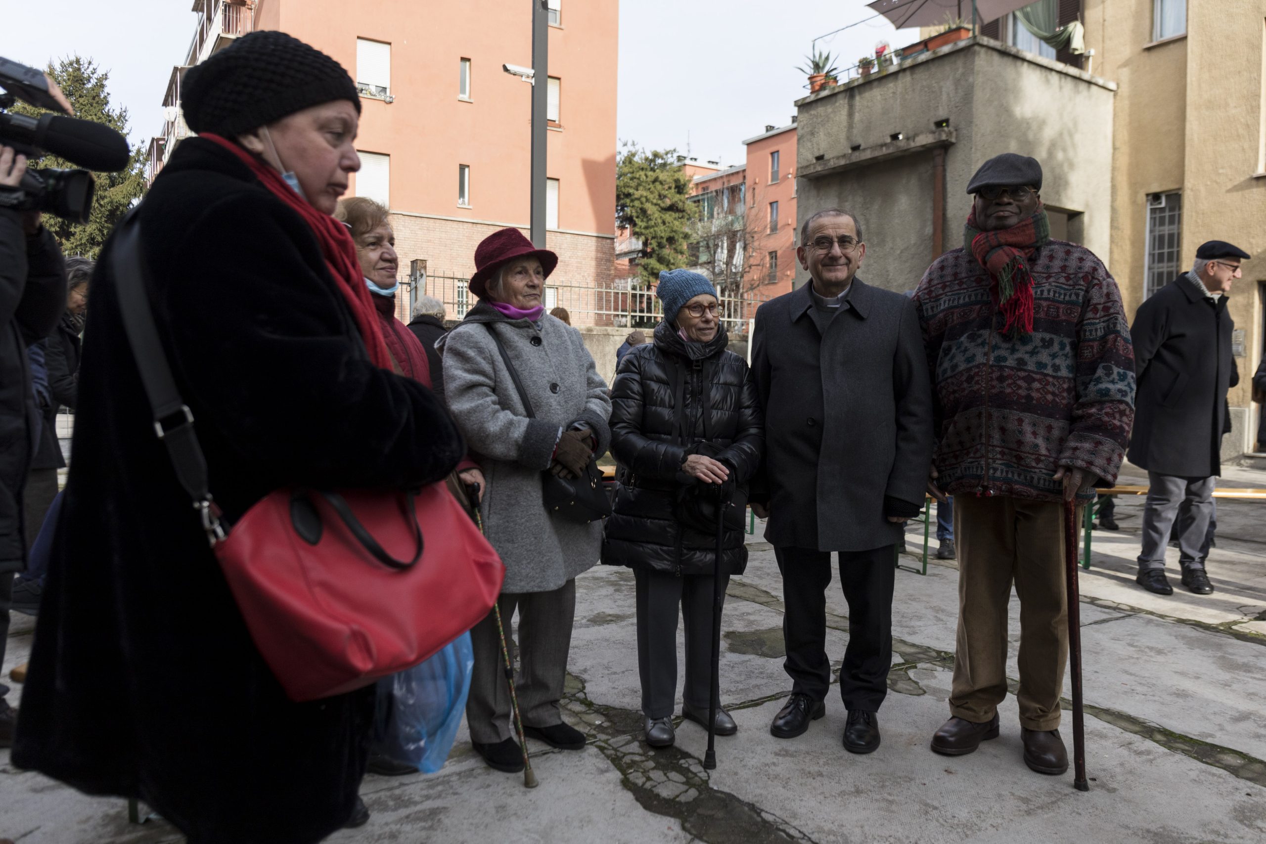 MILANO - L'arcivescovo di Milano ha visitato le case popolari di Giambellino e ha benedetto il quartiere.