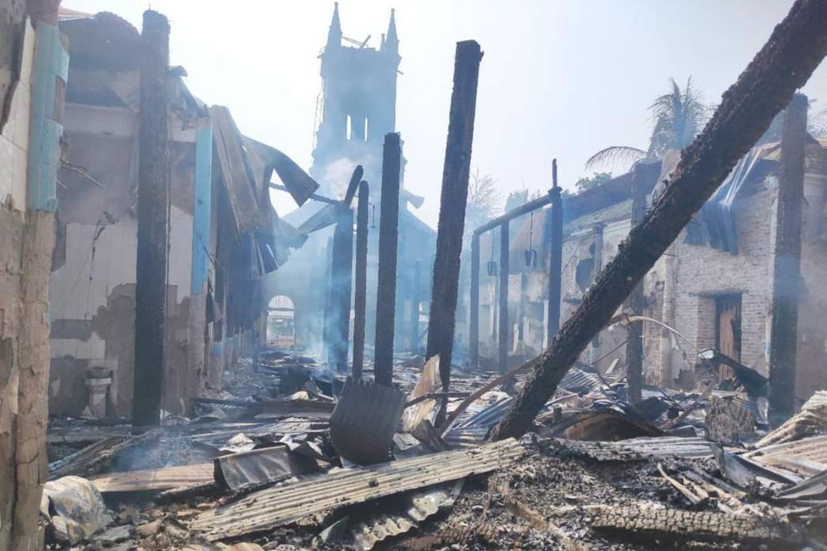 chiesa incendiata in Myanmar (foto Sir)