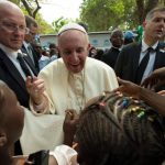 Papa Francesco visita il campo profughi del St. Sauveur a Bangui nel 2015 (foto Agensir)