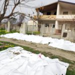 I corpi delle vittime raccolti sulla costa (foto Ansa / Sir)