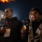 Due tra i numerosi partecipanti alla Veglia (foto Agenzia Fotogramma)