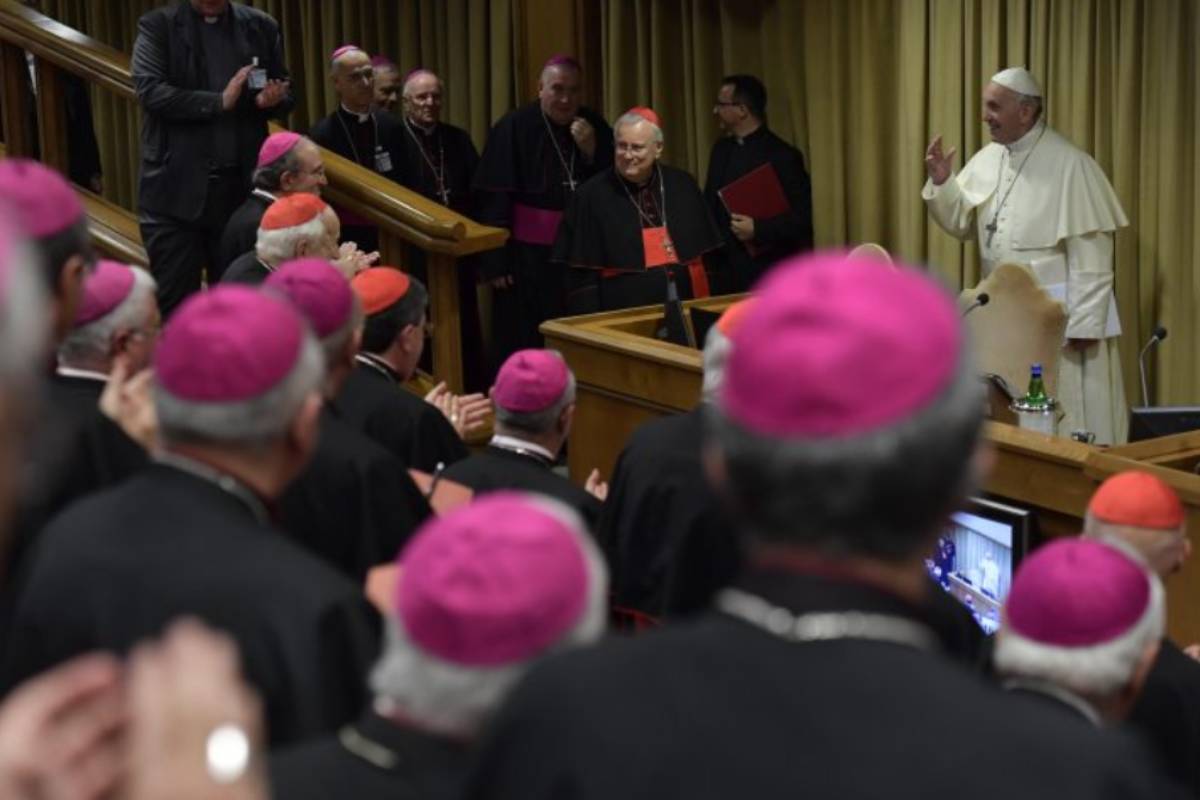 Papa Francesco con i Vescovi italiani (foto Vatican Media / Sir)