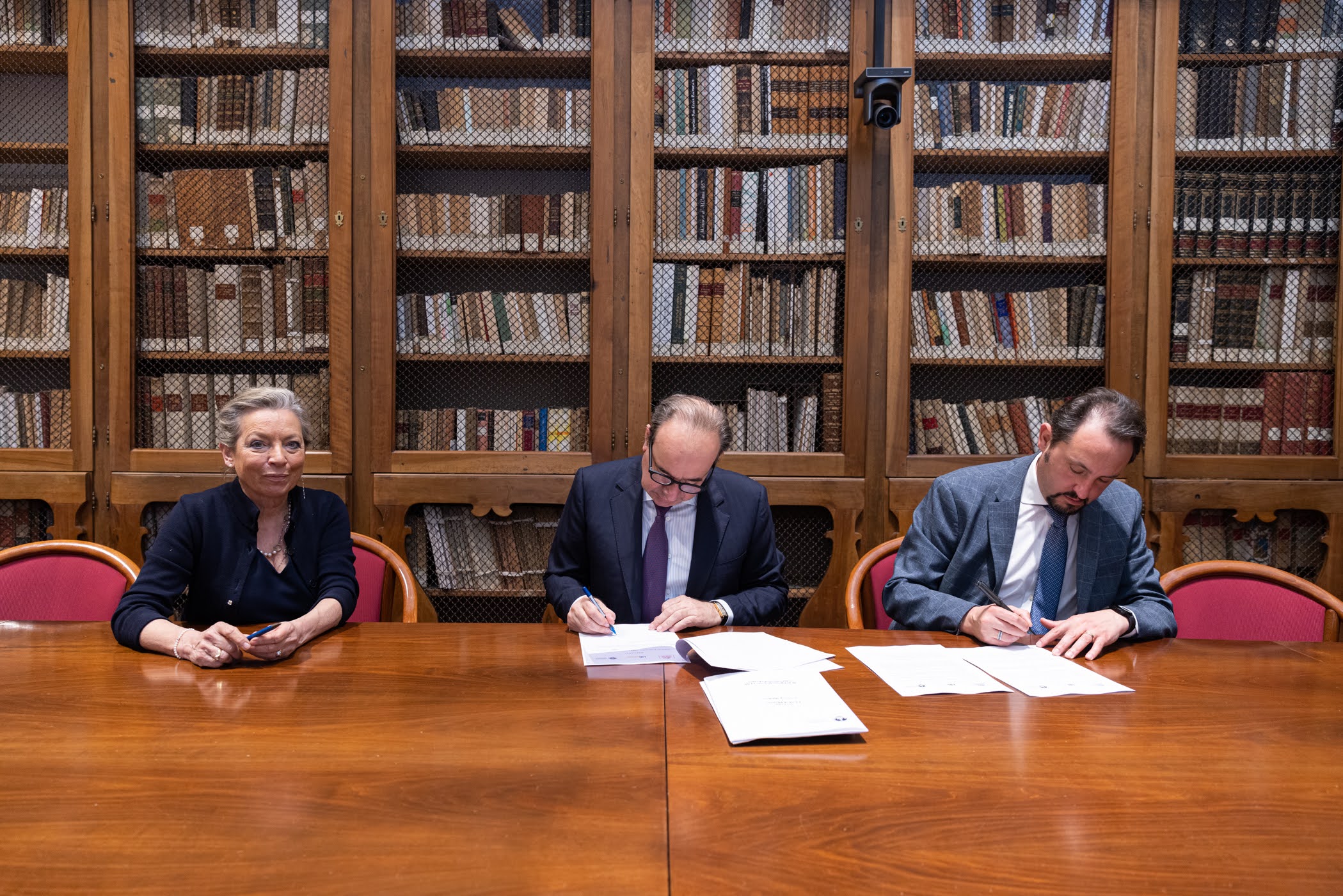 firma dell’accordo (con Nicoletta Parisi, coordinatore di LIBenter, Franco Anelli, rettore dell’Università Cattolica, e Roberto Montà, presidente di Avviso Pubblico).