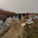 Alcuni sopravvissuti soccorsi sulla costa (foto Ansa / Sir)