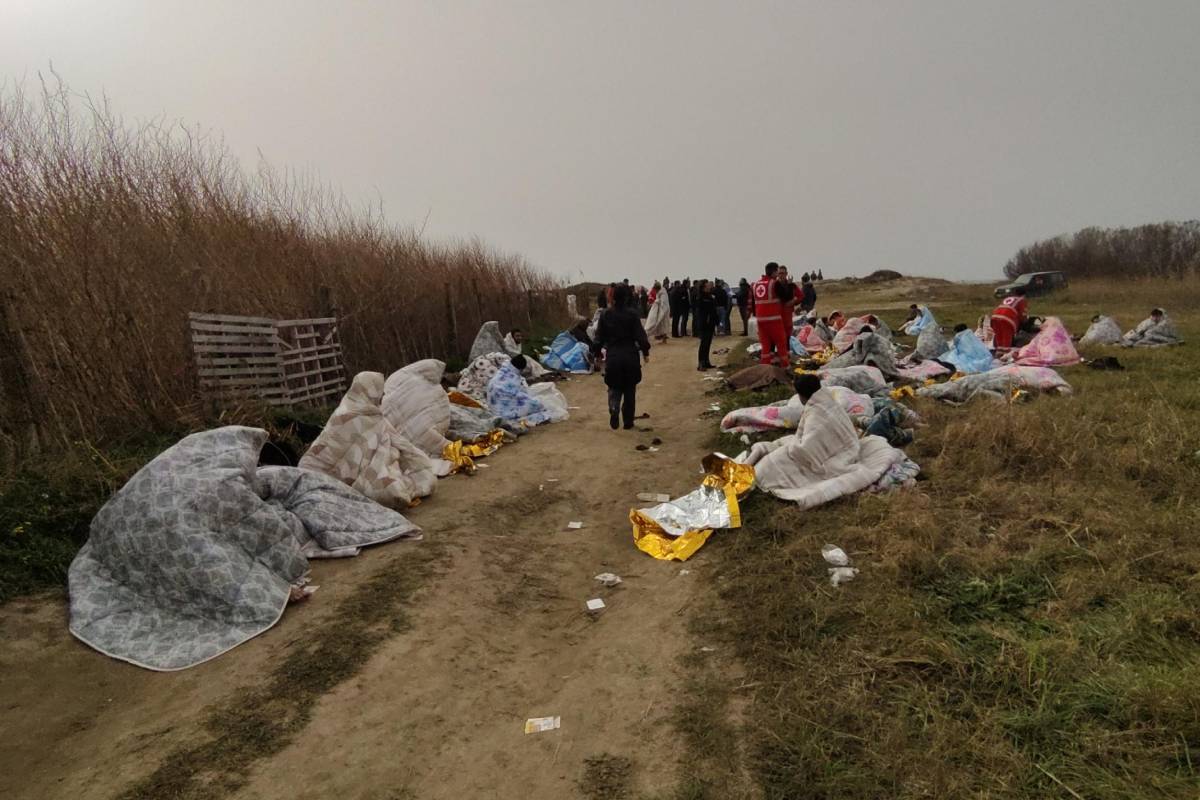 Alcuni sopravvissuti soccorsi sulla costa (foto Ansa / Sir)