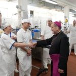 L'Arcivescovo saluta i dipendenti della Dorit (foto Agenzia Fotogramma)