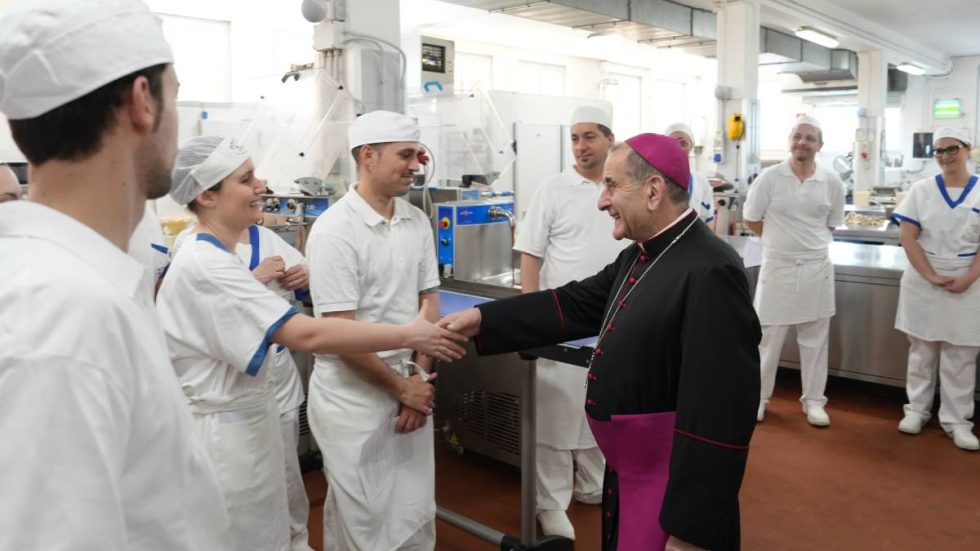 L'Arcivescovo saluta i dipendenti della Dorit (foto Agenzia Fotogramma)