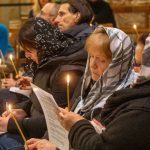 Fedeli in preghiera (foto Agenzia Fotogramma)