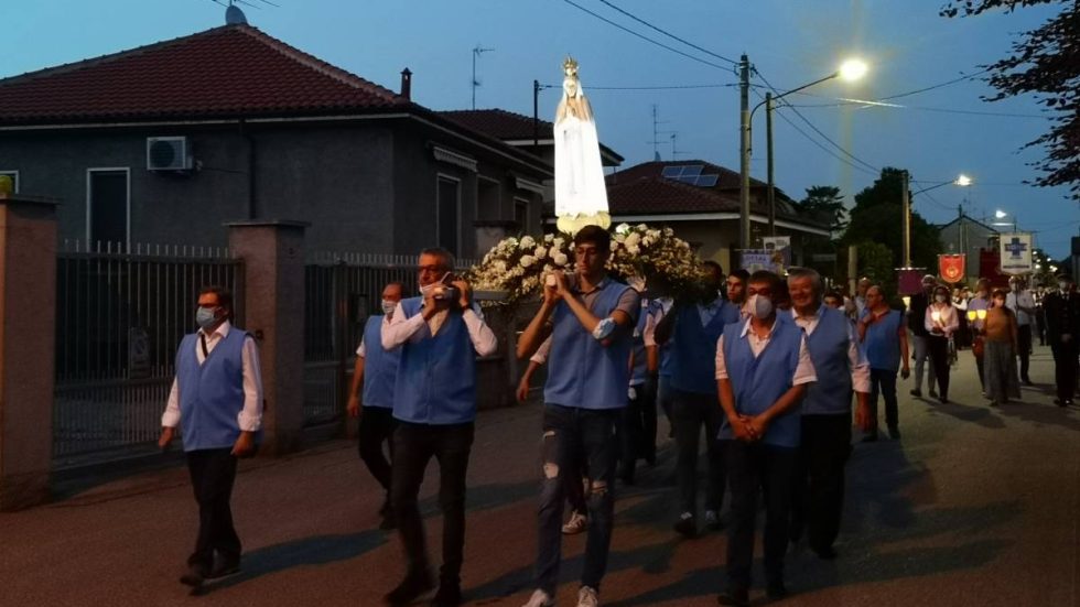 Processione con la statua della Madonna di Fatima