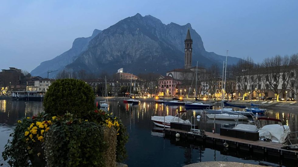 Una suggestiva veduta serale di Lecco